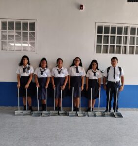 En el día de ayer, se entregaron a estos salones los recogedores de basura producto de las actividades económicas de los estudiantes. 2 WhatsApp Image 2023 05 08 at 09.09.45